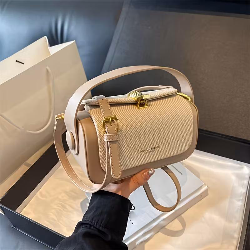 حقيبة نسائية أنيقة بلون بيج و قفل ذهبي بتصميم عصري و جودة عالية