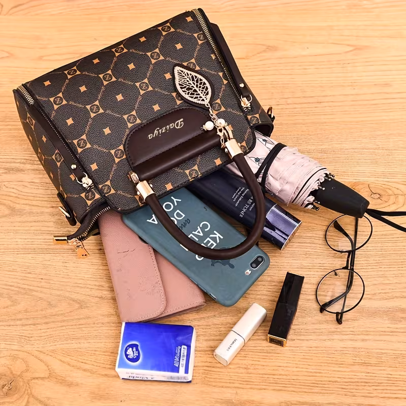 حقيبة يد أنيقة في اللون البني مزينة بنقوش تعطيها لمسة من الفخامة - صورة 4