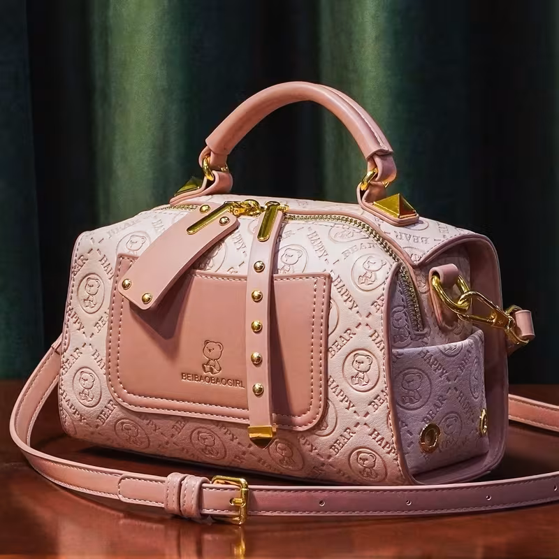 حقيبة يد عصرية كاجوال وأنيقة مصممة بألوان متناسقة.